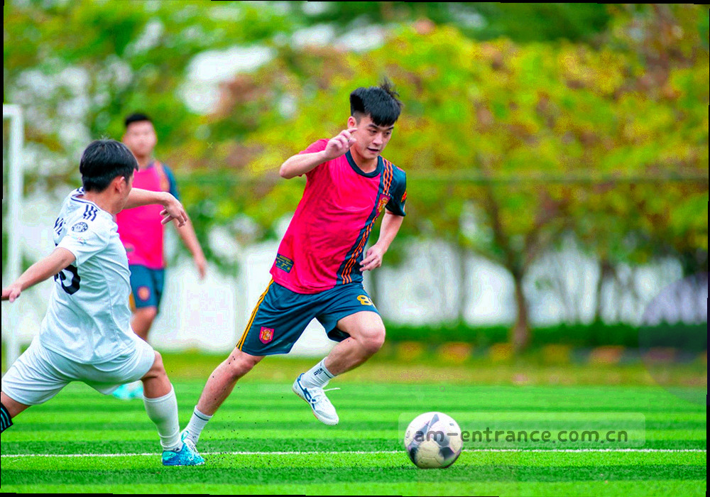 桌面上的记录册、编号标签与键盘的局部特写